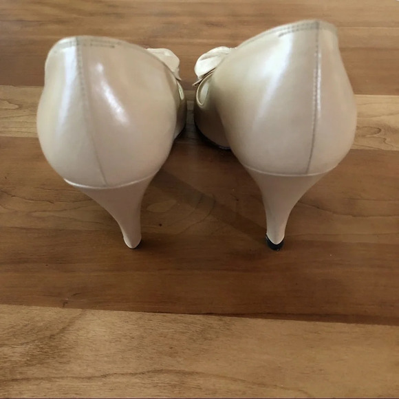 Stuart Weitzman Vintage Cream Bow Peep Toe Heels - Picture 6 of 7